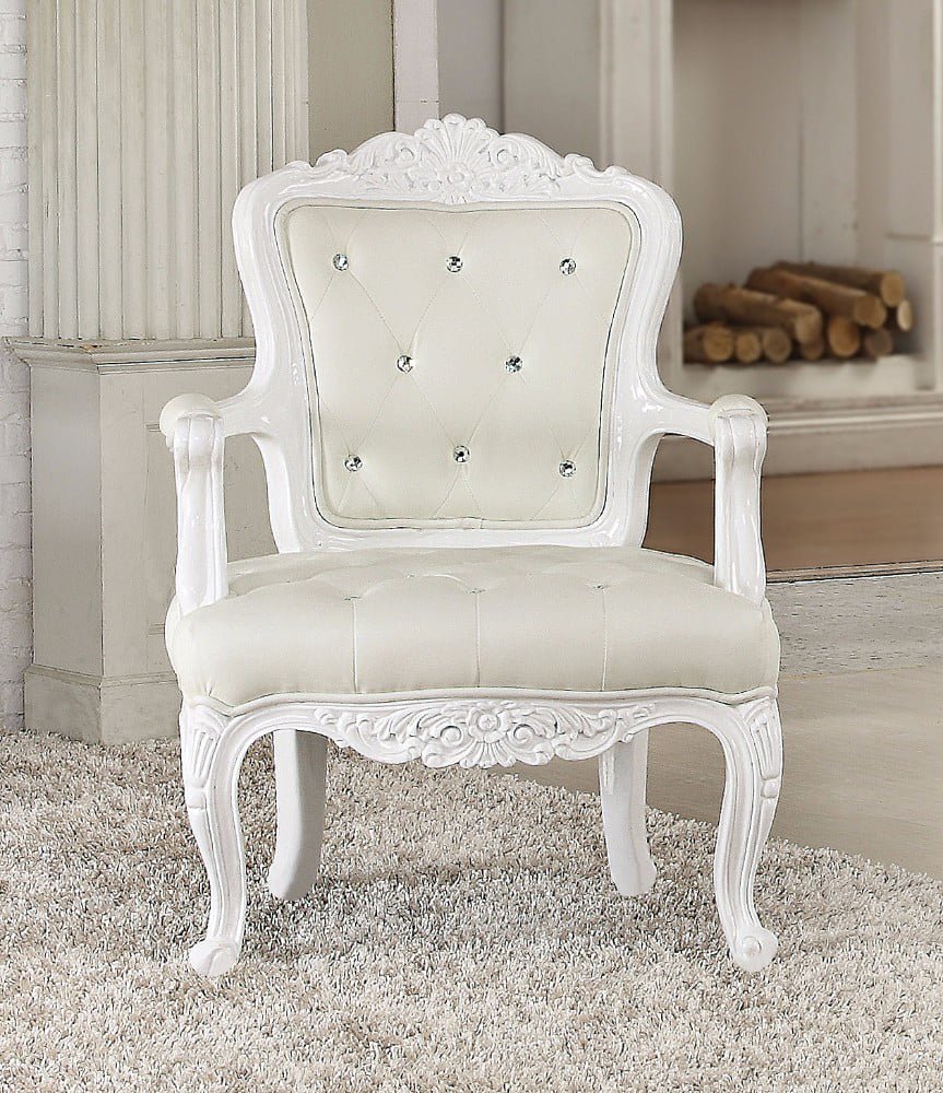 Красивый белый стул