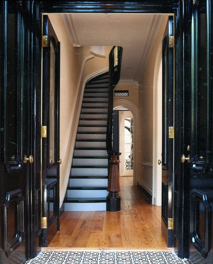 Дверь возле лестницы