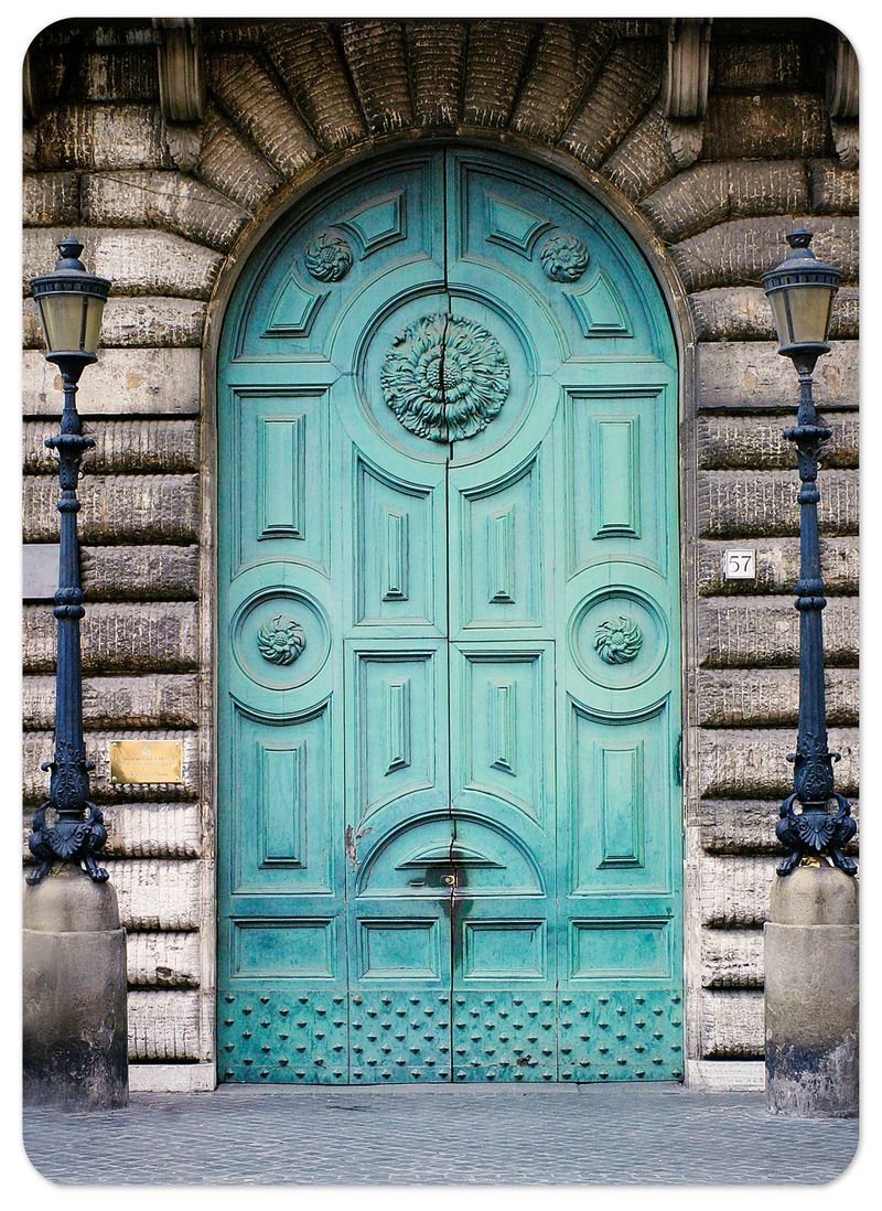 Красивые старинные двери