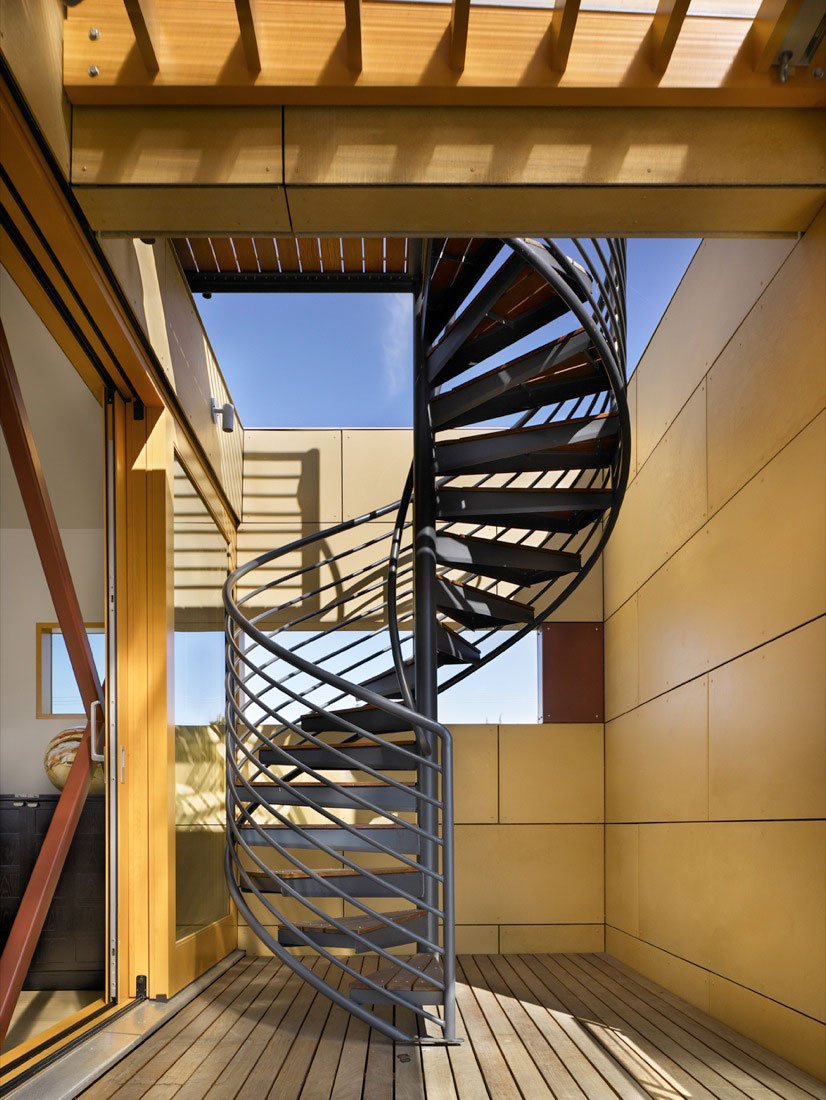 Винтовая лестница на террасе