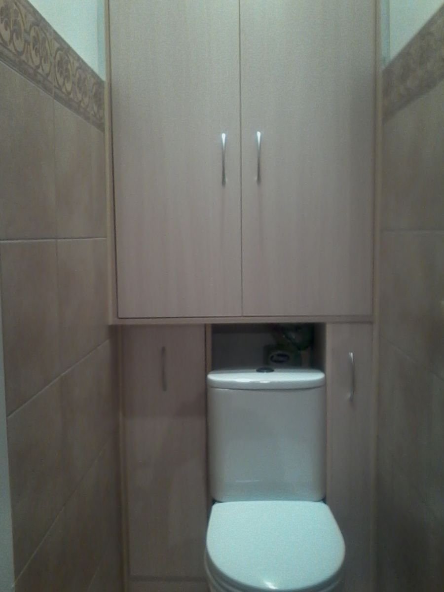 Шкаф в туалете над унитазом