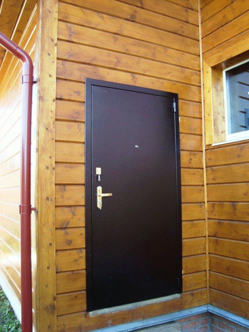 Входная дверь в дачный дом