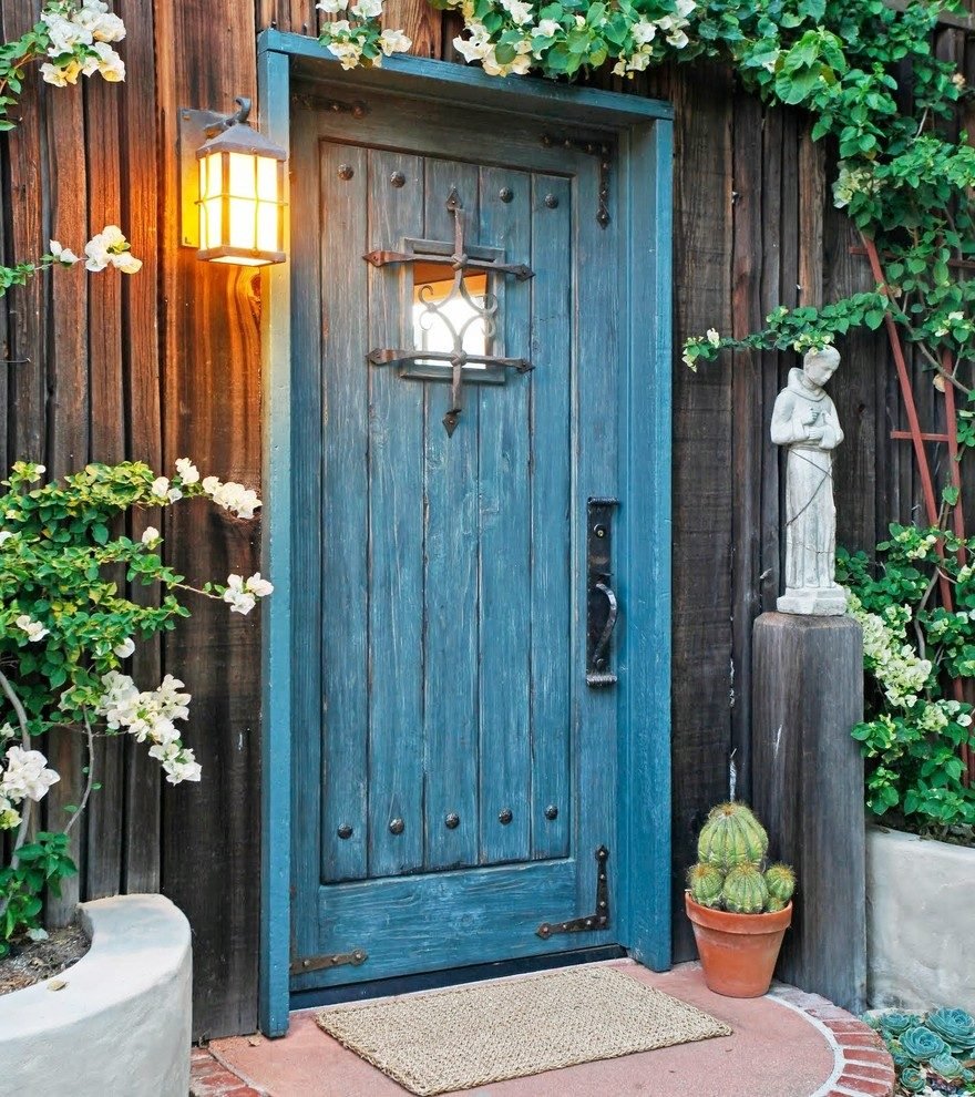Входная дверь в деревенском стиле