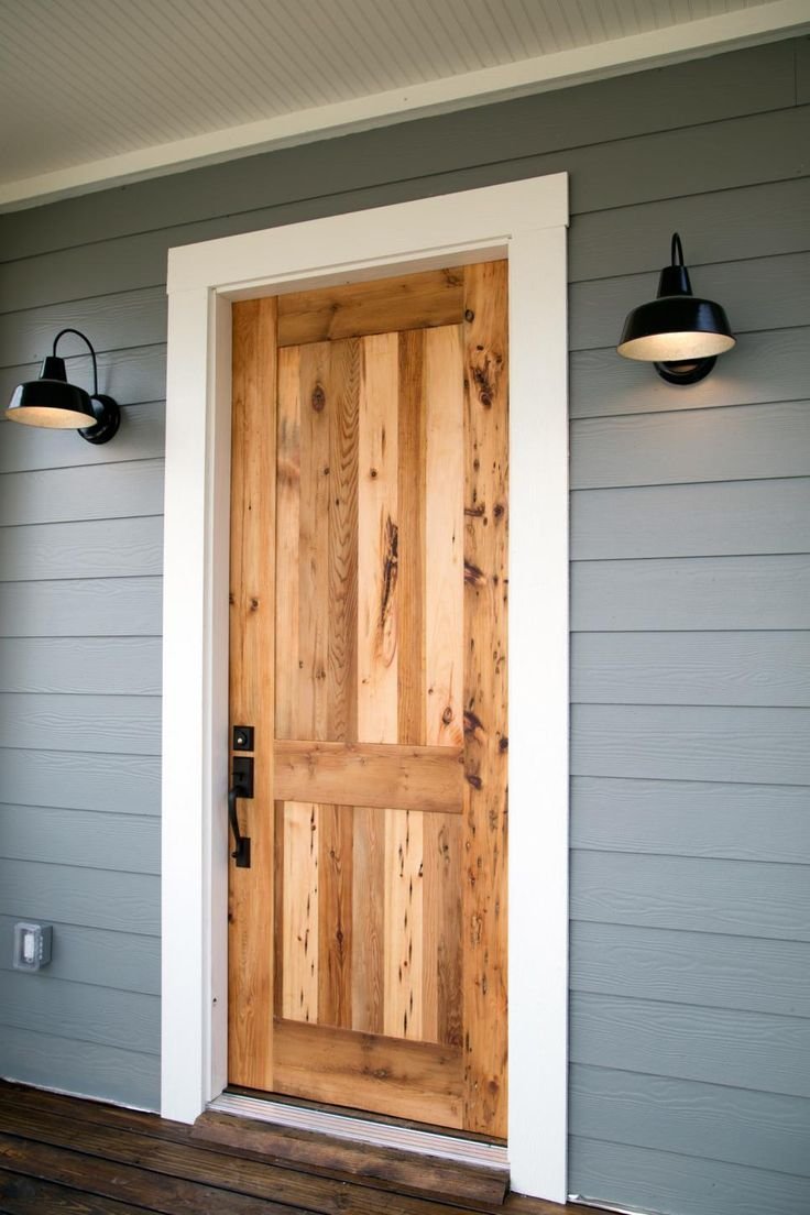 Окрашенная деревянная дверь