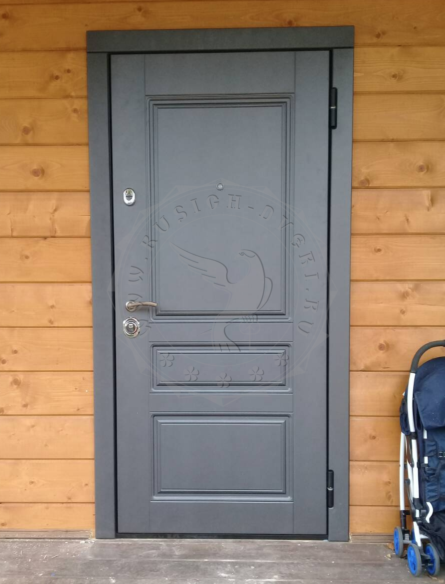 Серая деревянная дверь входная