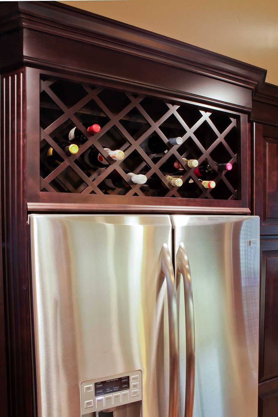 Шкаф для вина над холодильником