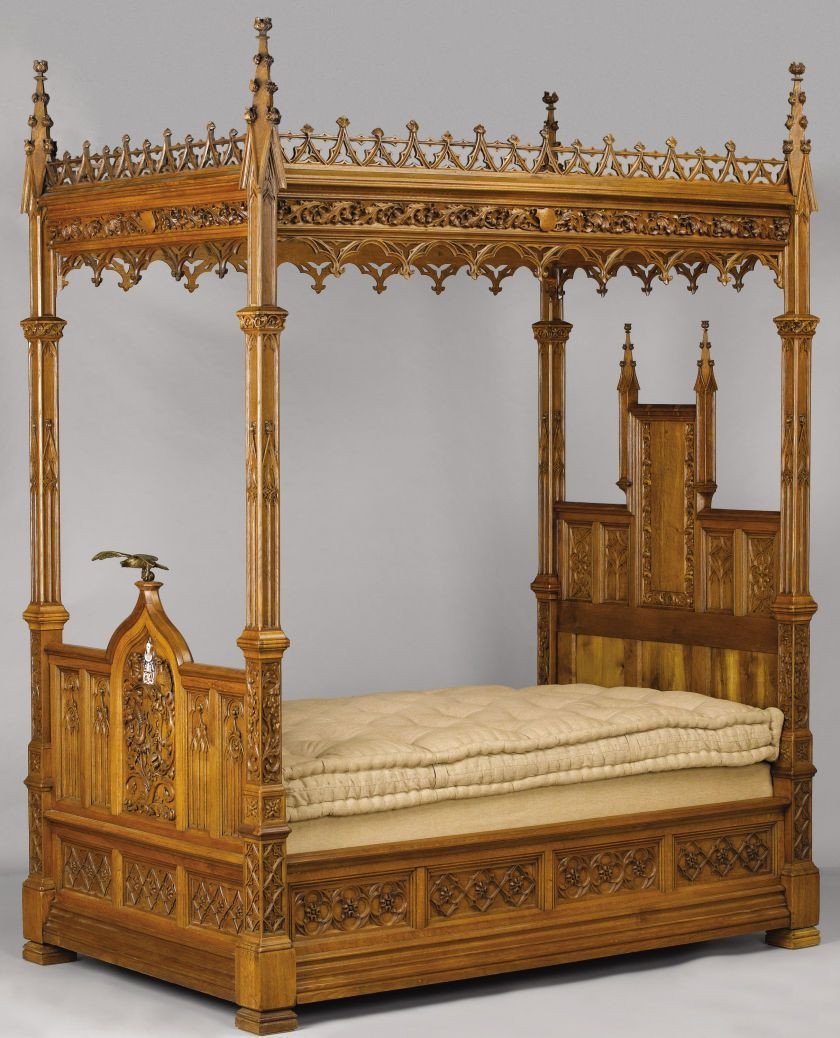 Кровать в готическом стиле