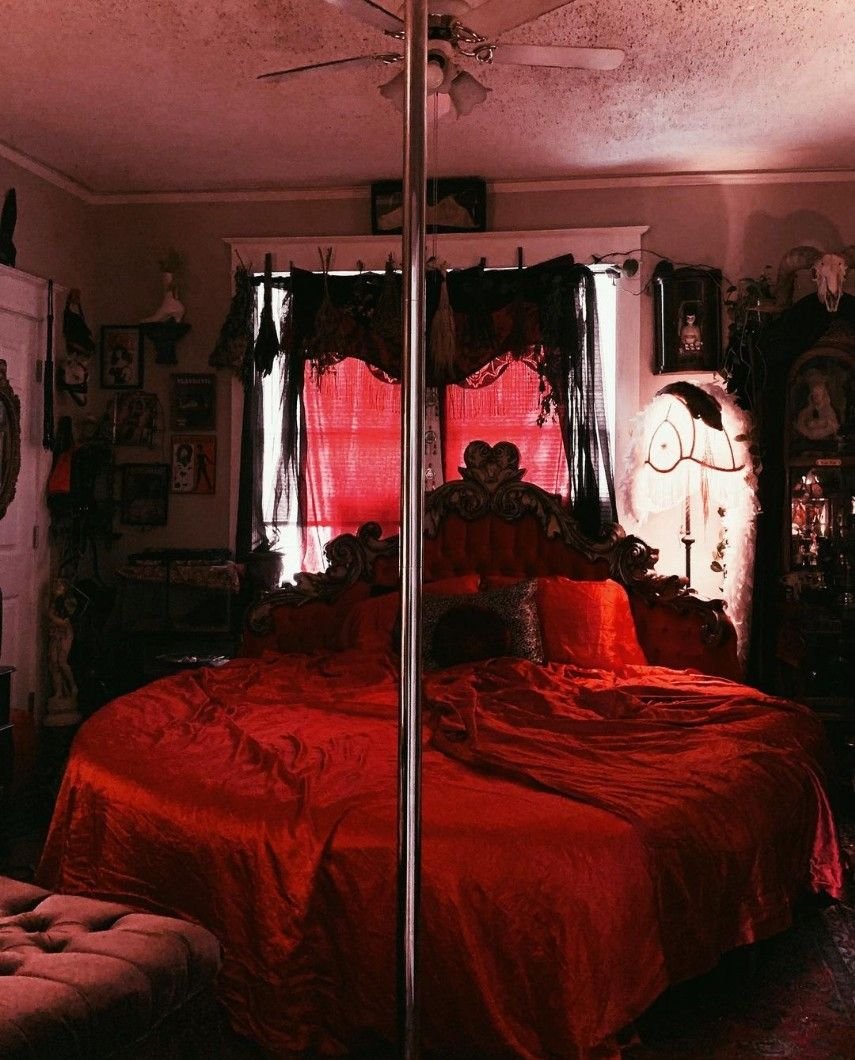 Красная Готическая комната