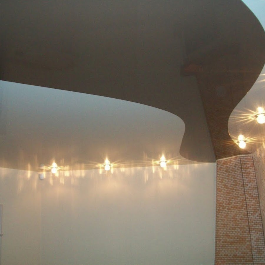 Одноуровневые натяжные потолки с подсветкой комбинированные
