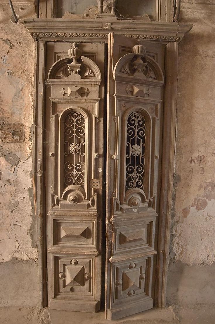 Старинные двери резные деревянные