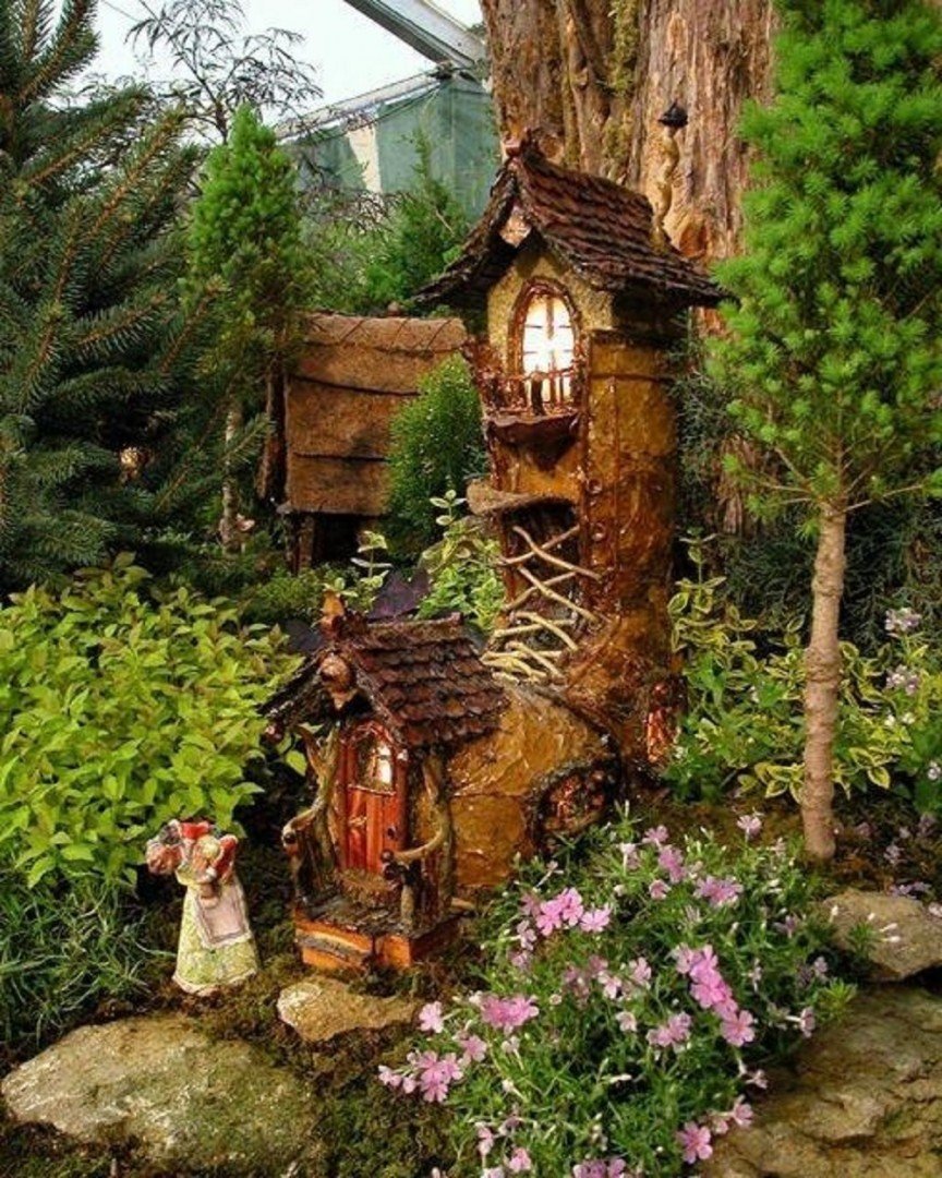 Гномий домик в саду