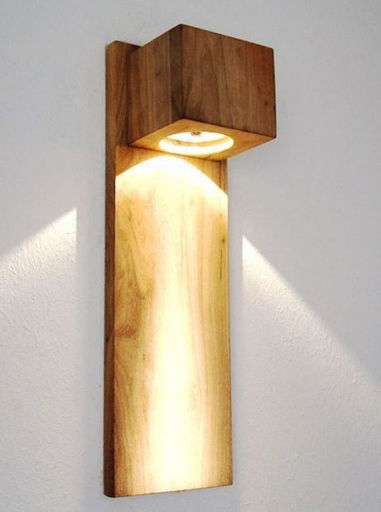 Настенный светильник дерево