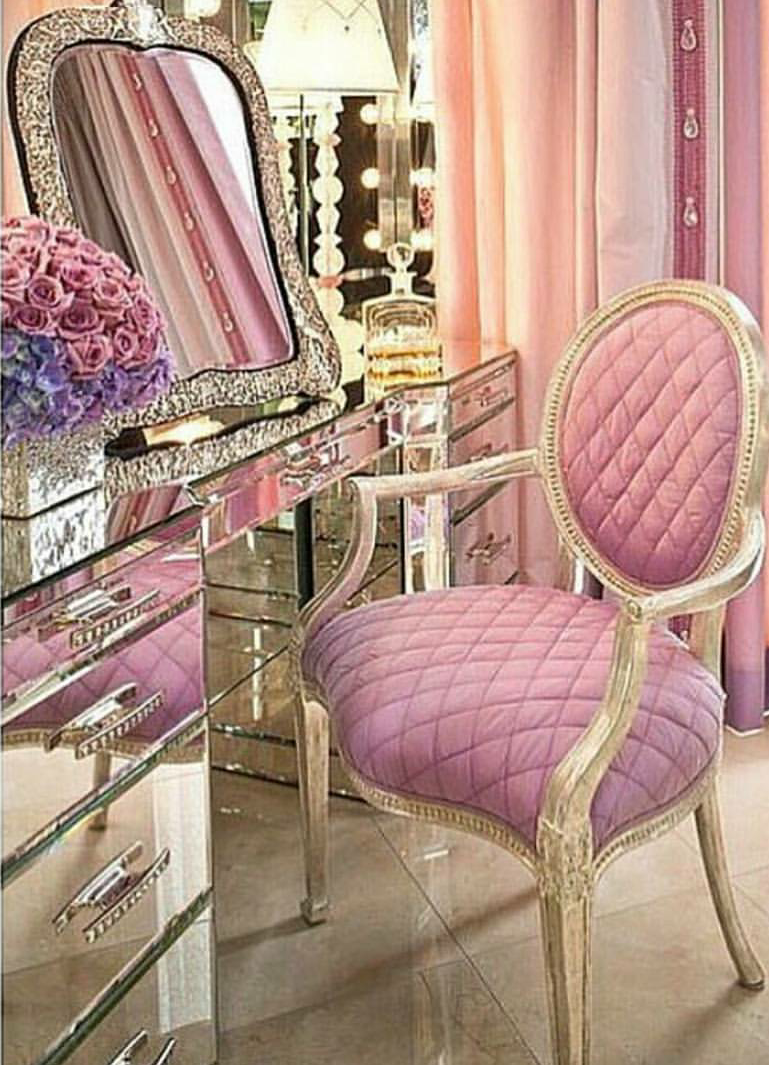 Дизайнерский розовый туалетный столик