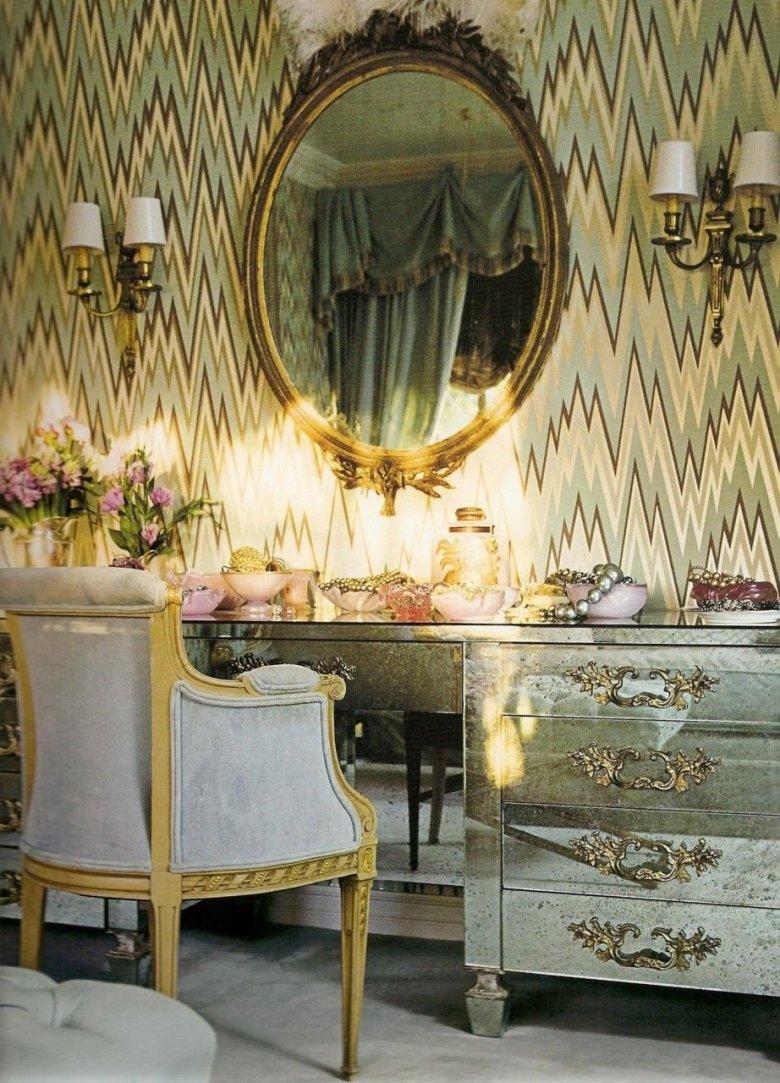 Золотая зеркальная мебель в интерьере