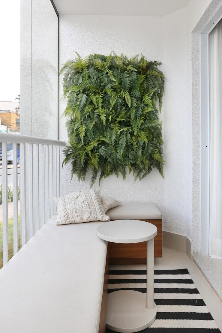 Искусственные растения на балконе