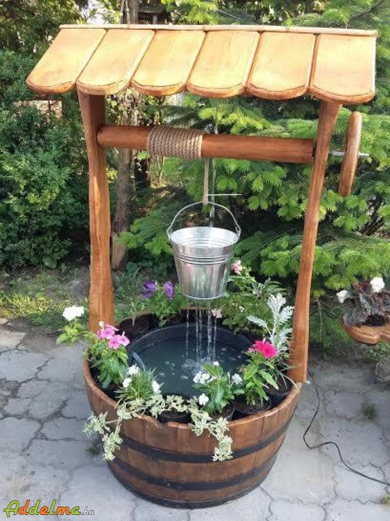 Клумба колодец