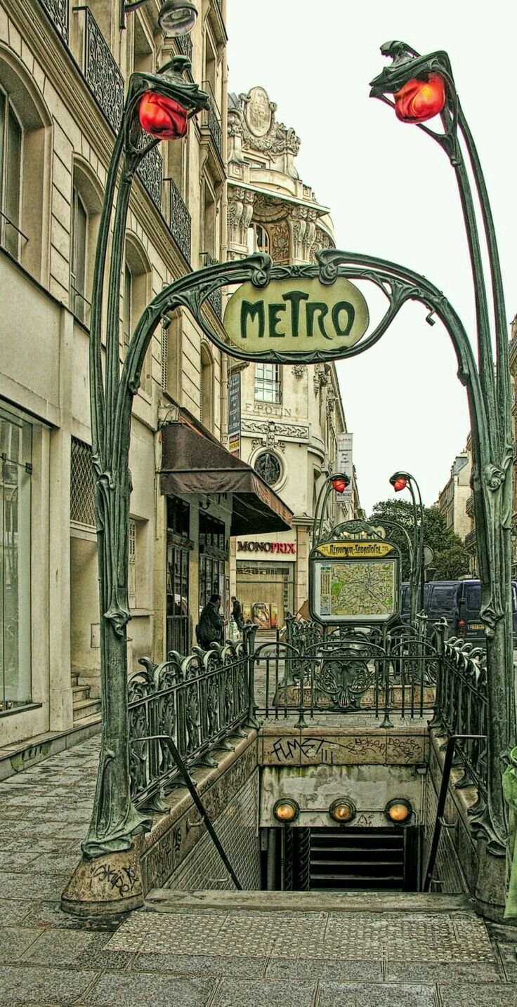 Ар нуво станции метро Париж