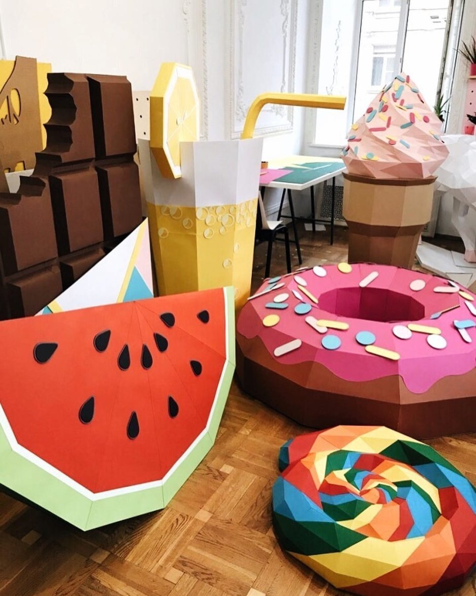 Декорации из картона