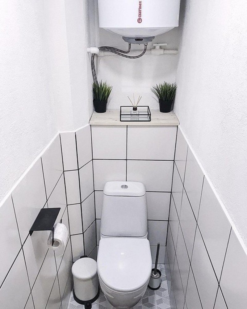Дизайн маленького туалета Сканди с коробом