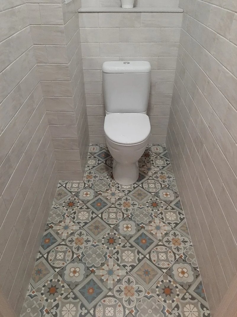 Туалет отделанный ламинатом