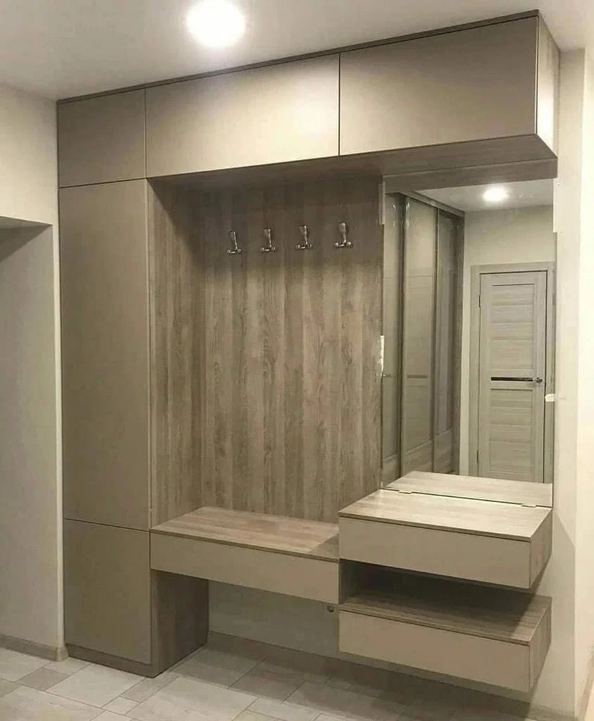 Прихожая с антресолями