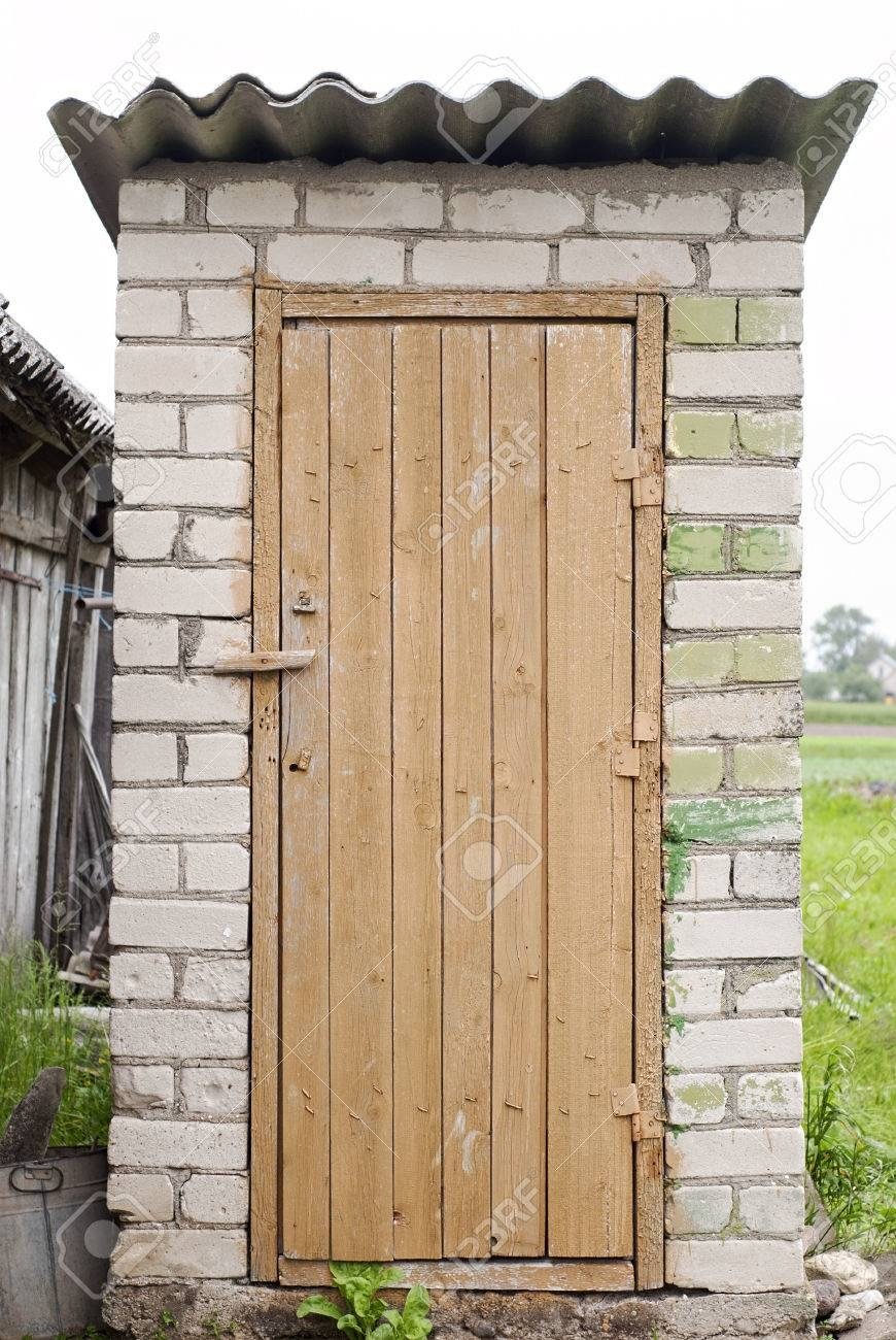 Двери в уличный кирпичный туалет