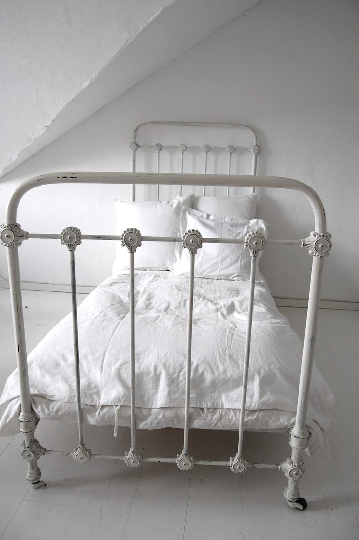 Старая железная кровать