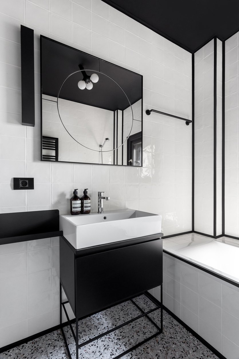 Черно белая современная ванная