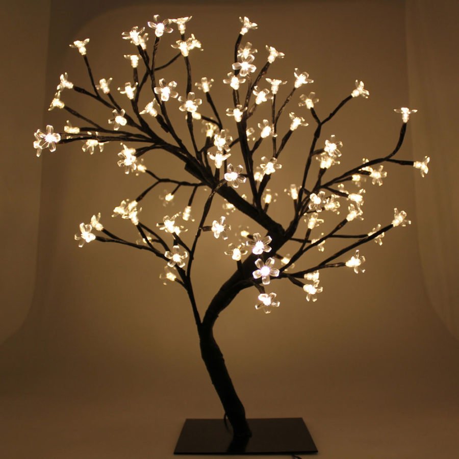 Декоративное дерево с лампочками