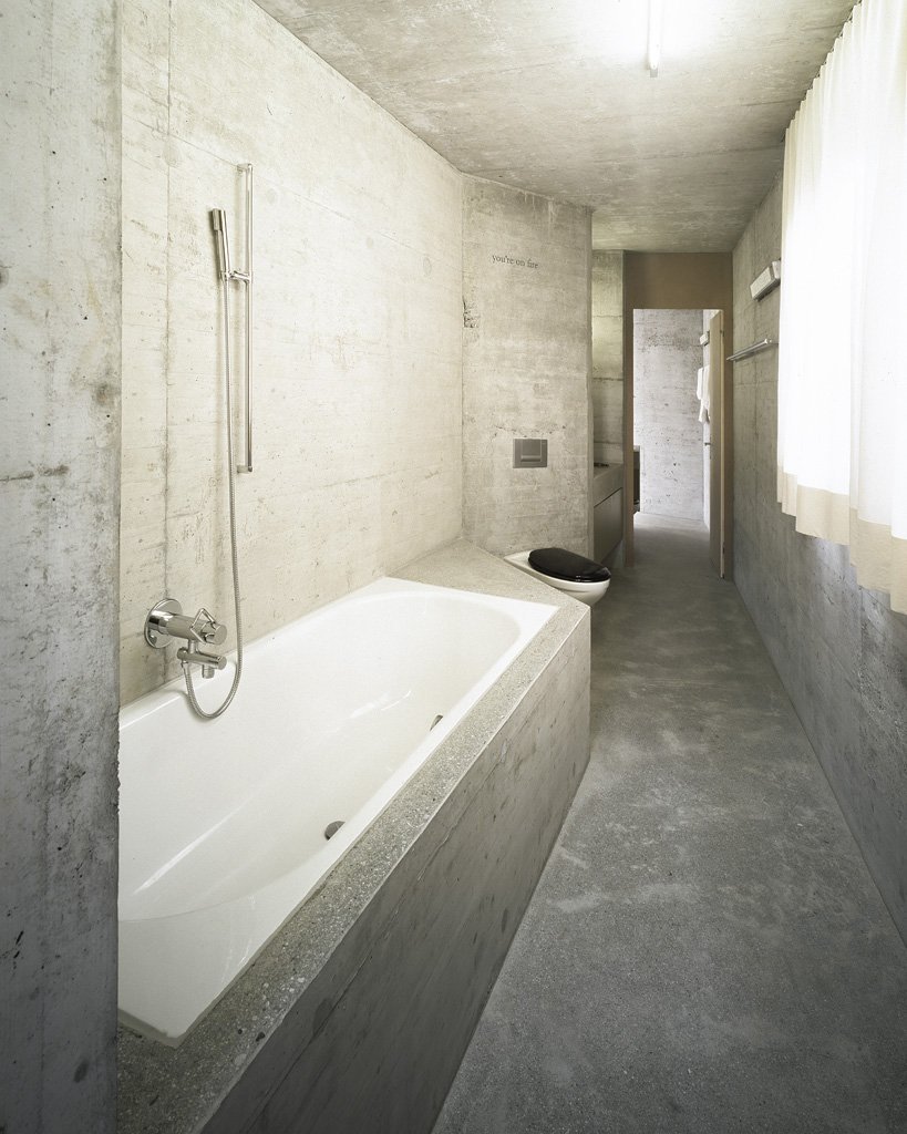 Бетонные стены в ванной