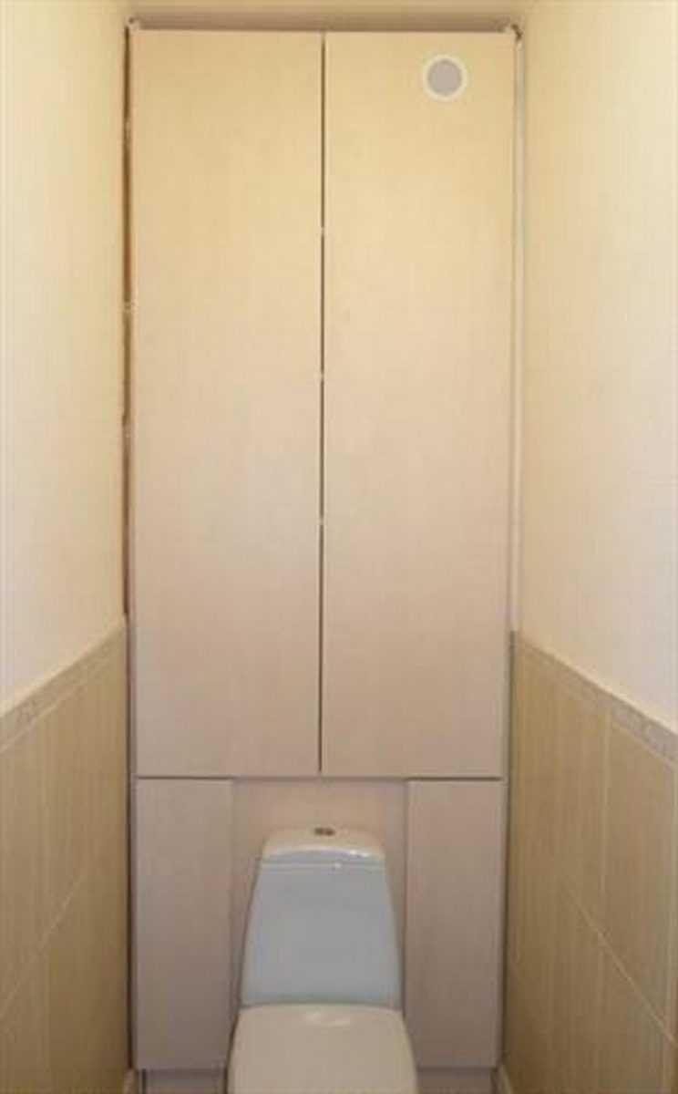 Встроенный шкаф в туалете за унитазом
