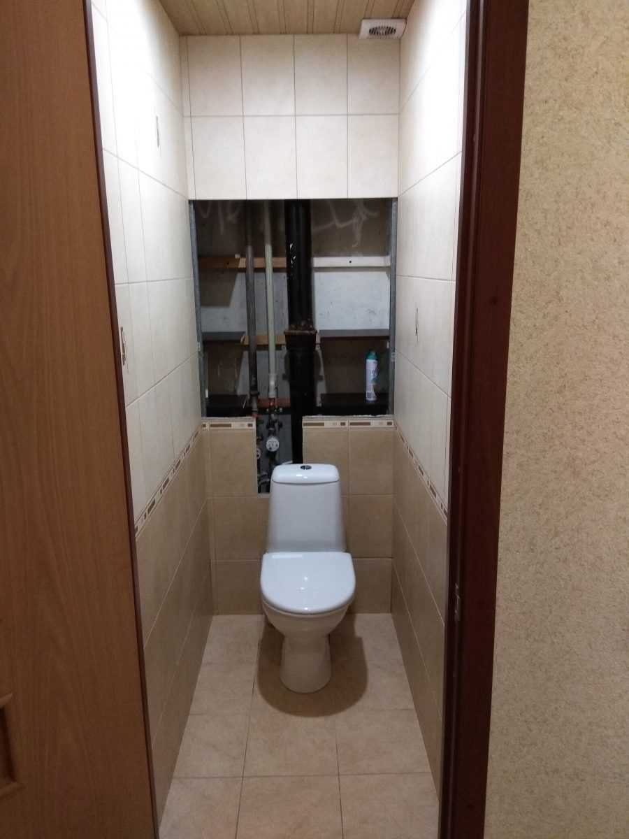 Раздвижные двери в туалете за унитазом