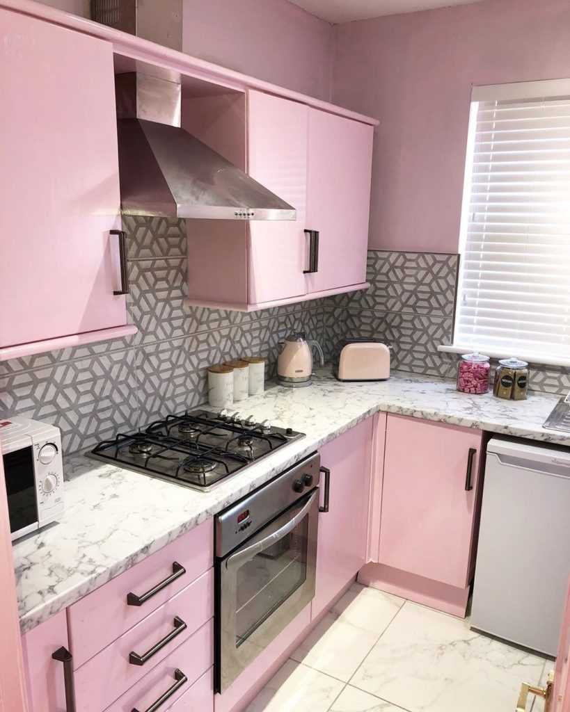 Кухня в розово серых тонах
