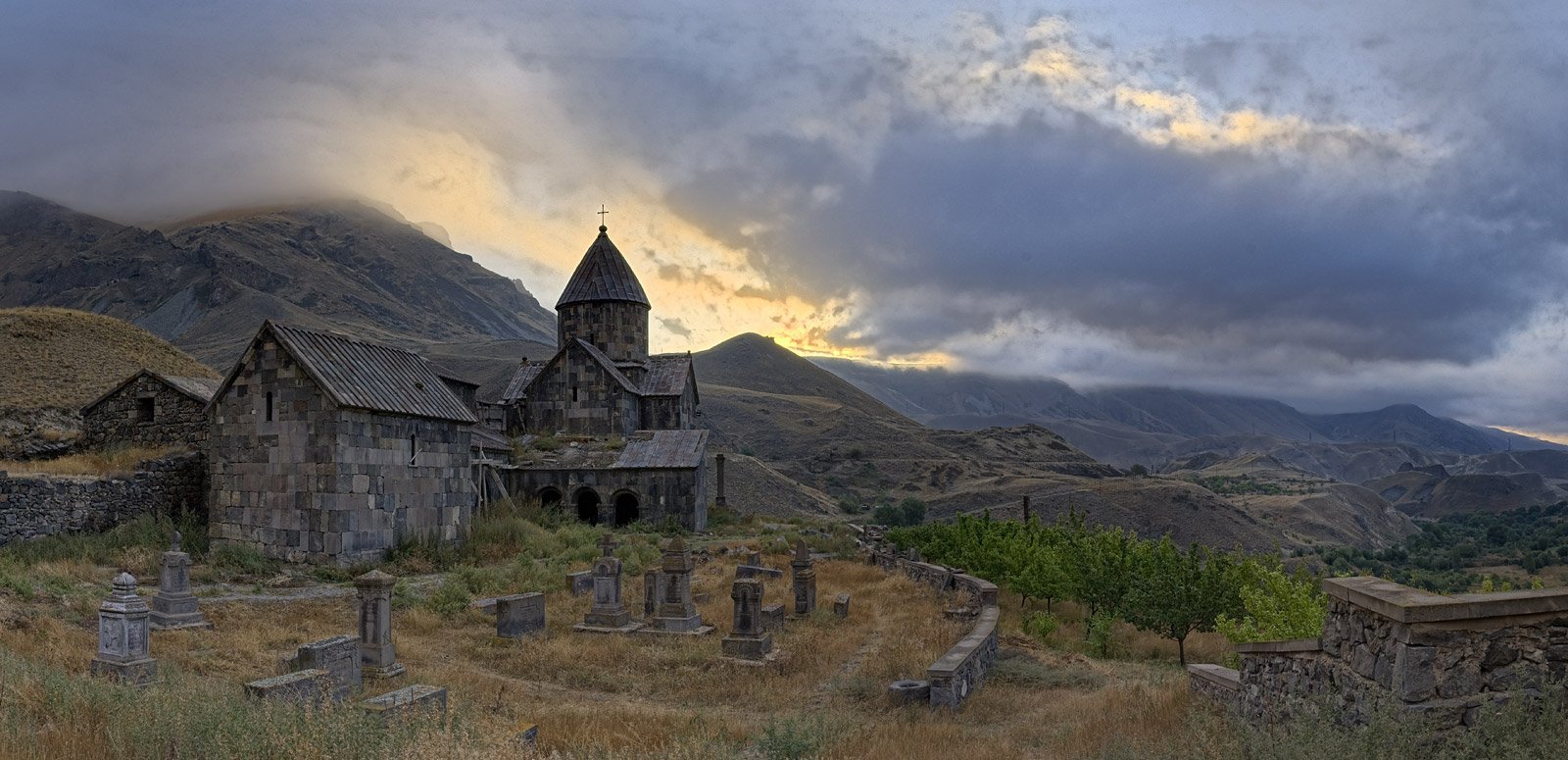 Воротнаванк монастырь. Воротнаванк Армения. Церковь варатнаванг в Армении. Церковь Сисиан Армения.