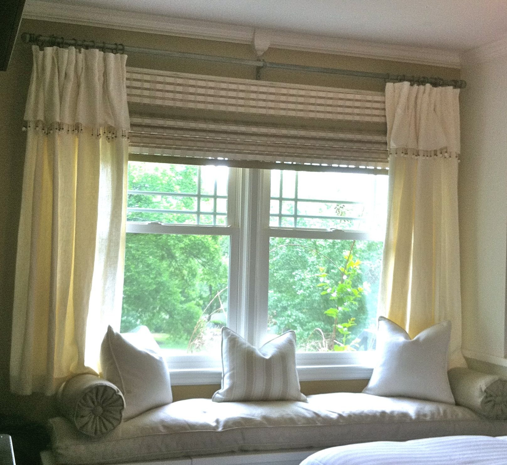 Curtains windows. Короткие шторы. Короткие шторы в интерьере. Шторы до подоконника. Шторы на широкое окно.
