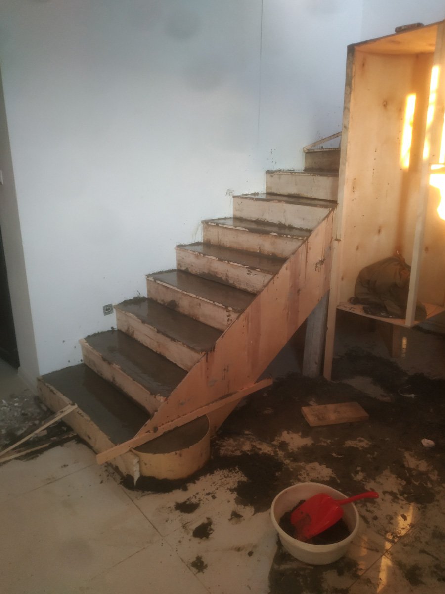 Лестница на второй этаж в частном доме из пеноблока