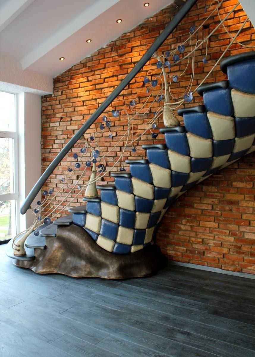 Мозаика на стенах лестницы