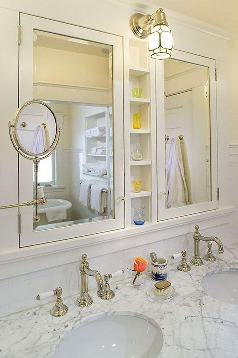 Шкафчик рядом с зеркалом в ванной