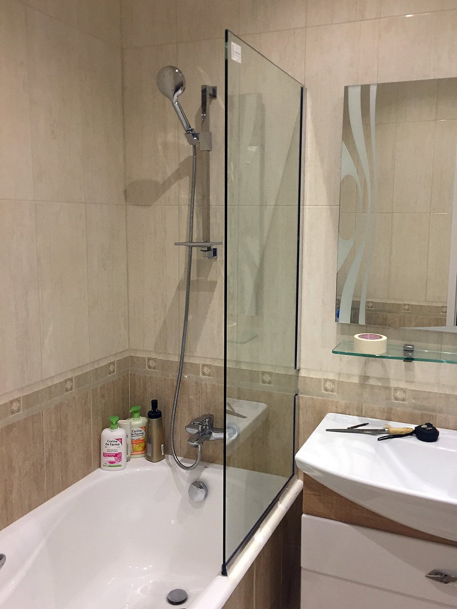 Стеклянная шторка для ванной