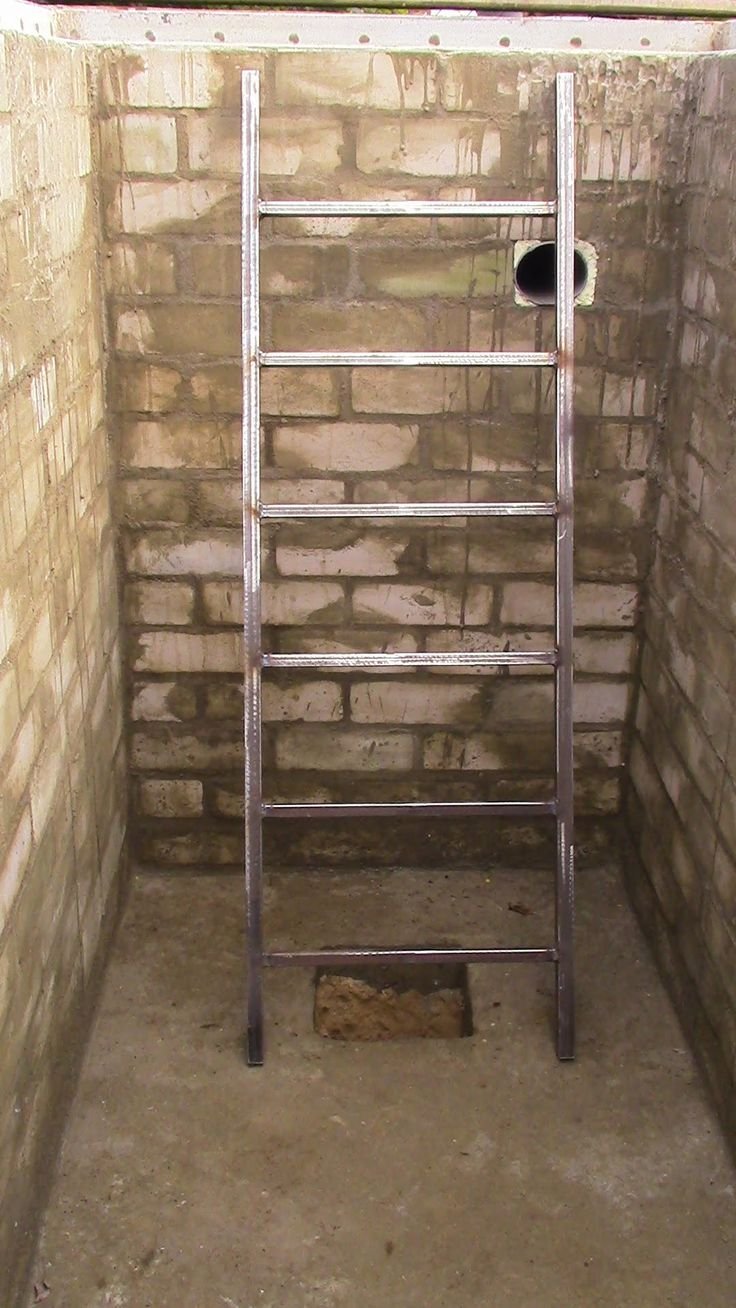 Металлическая лестница в смотровую яму