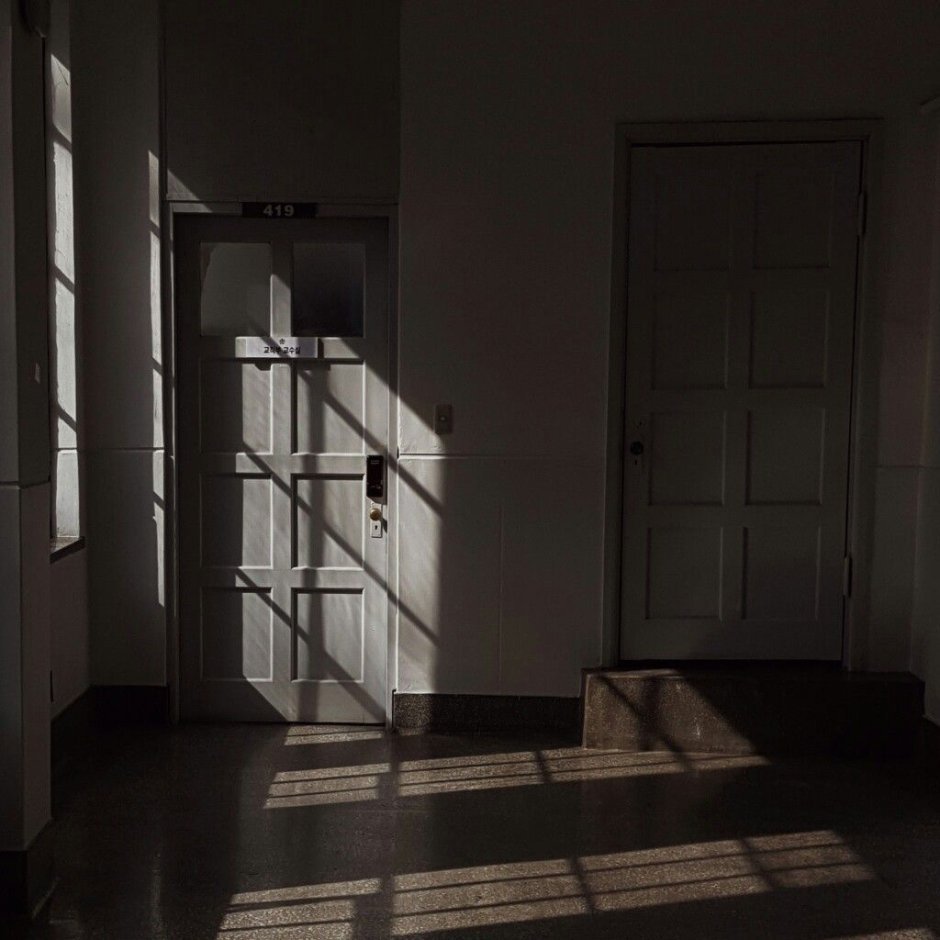 Комната с открытой дверью