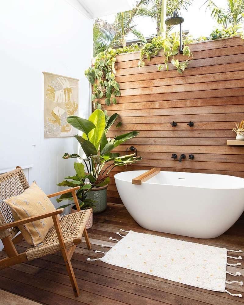 Небольшая ванна в тропическом стиле