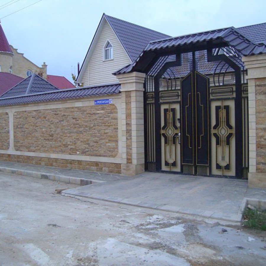 Красивый забор из дагестанского камня