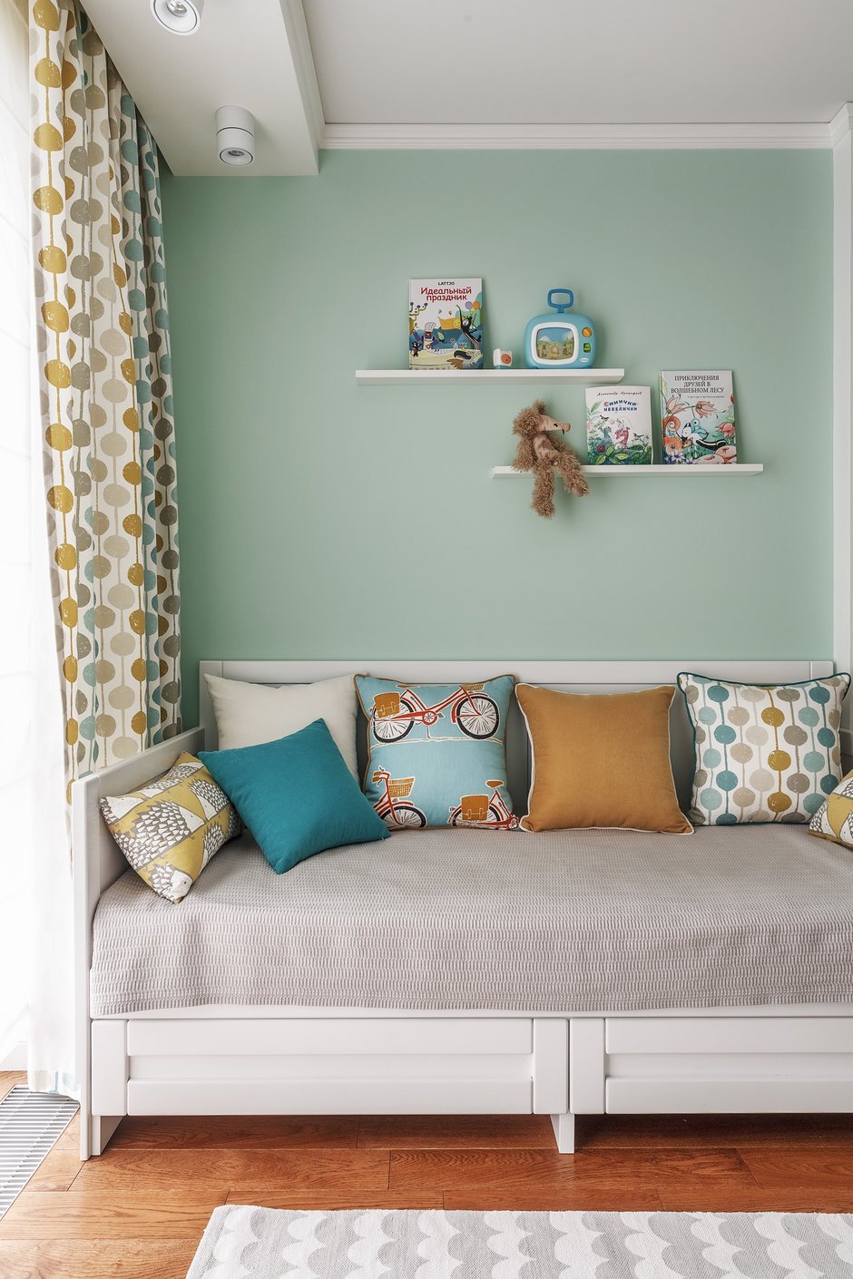 Интерьер детской комнаты с диваном