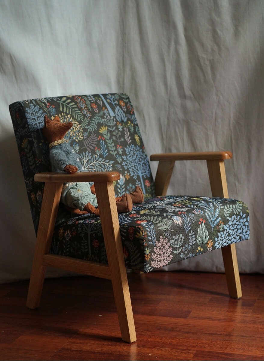 Кресло ретро с деревянными подлокотниками