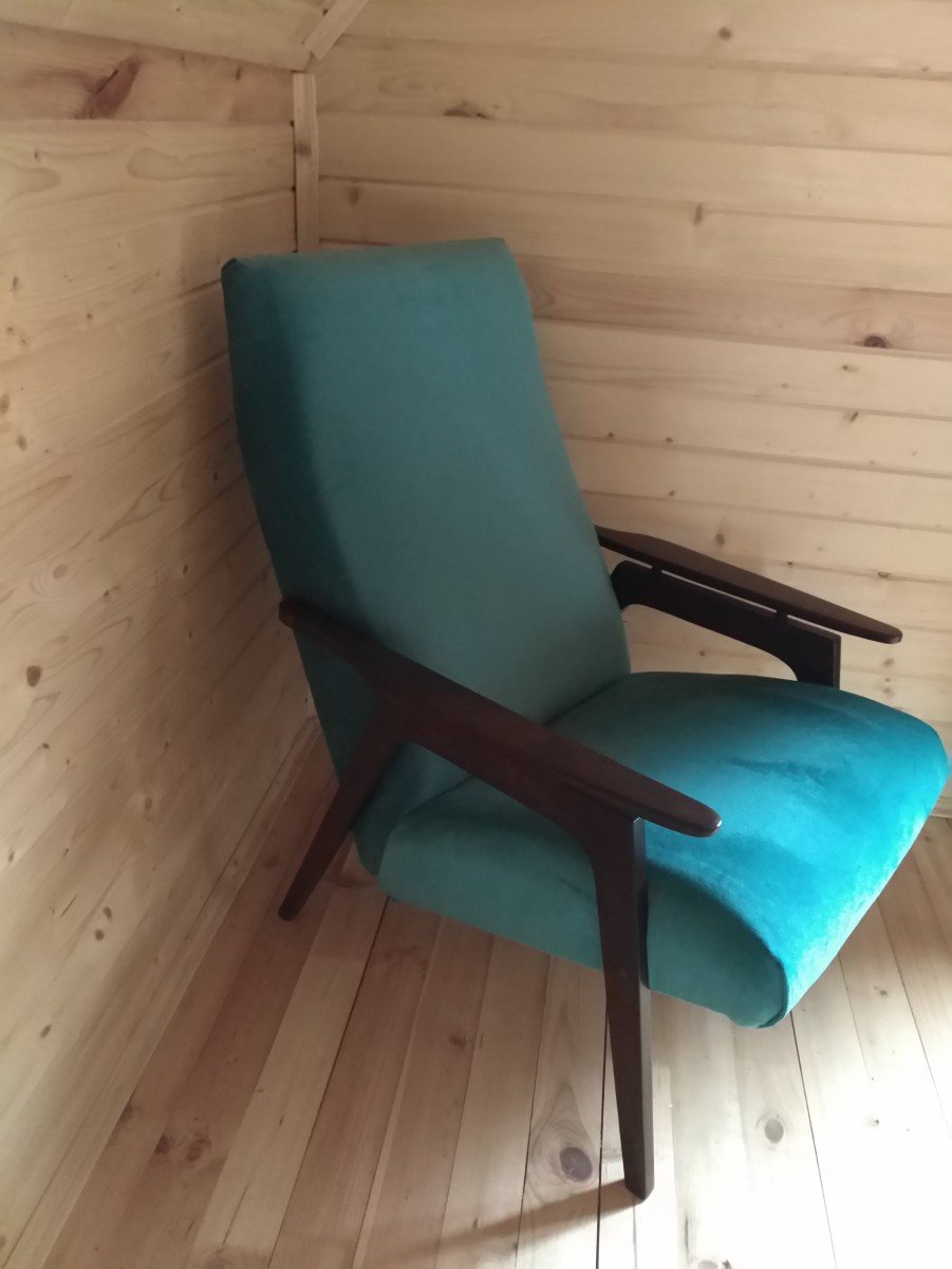 Старые кресла с деревянными подлокотниками
