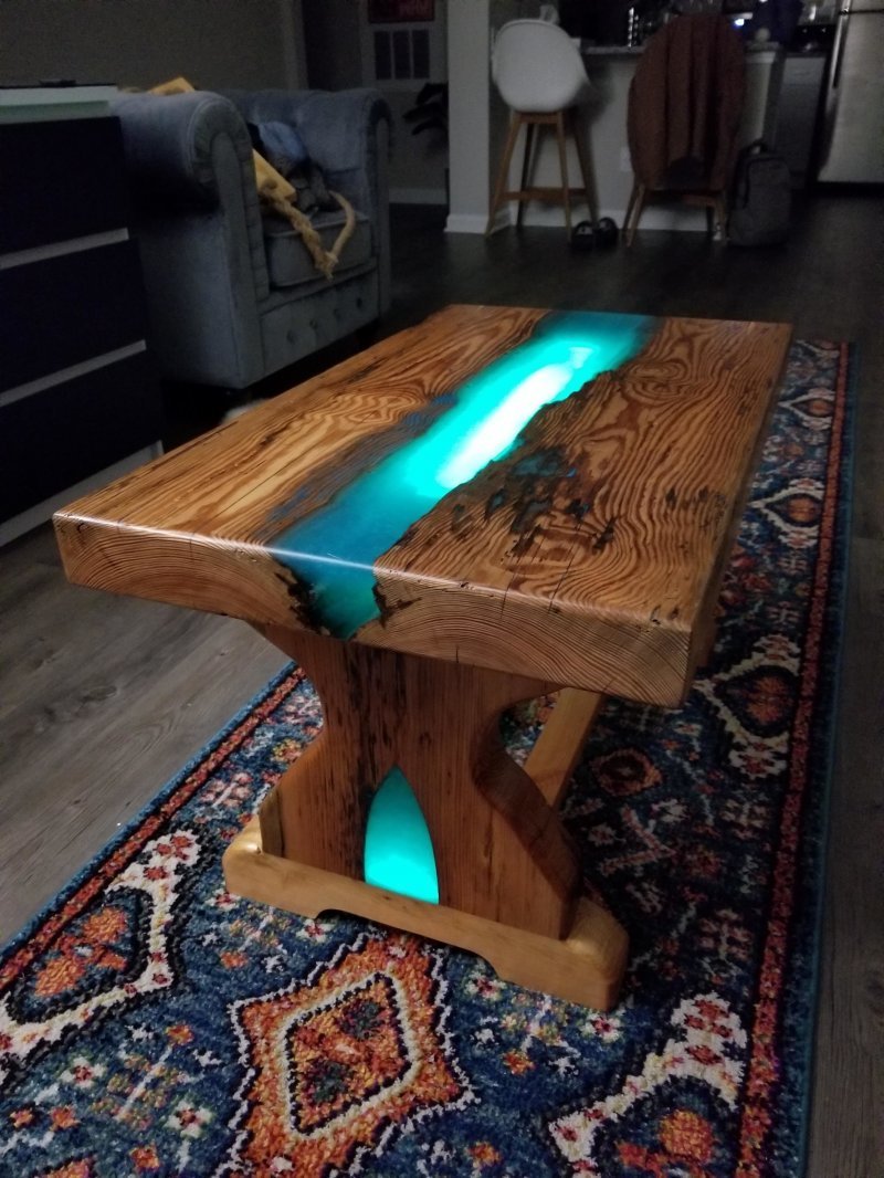 Деревянный стол с подсветкой