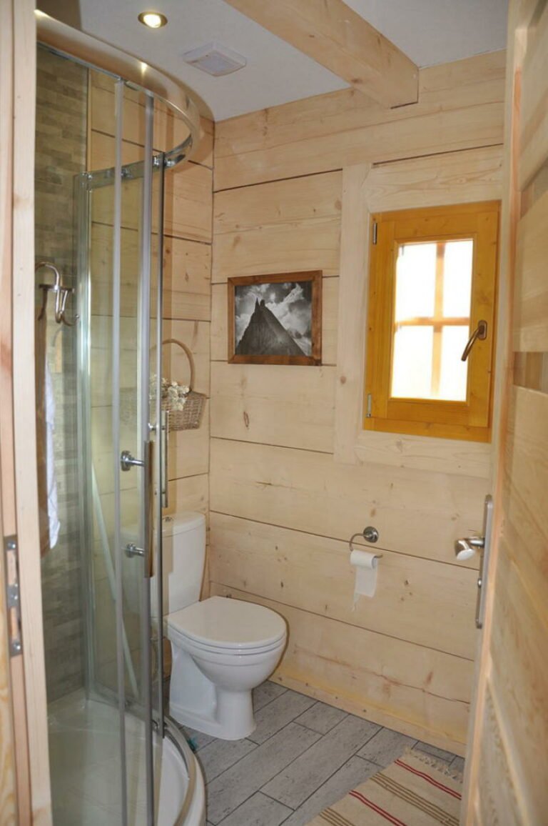 Маленькая душевая комната на даче в деревянном доме