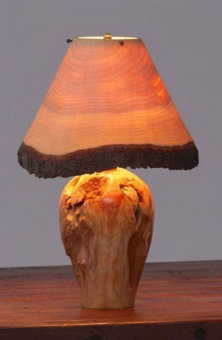 Настольный светильник из дерева