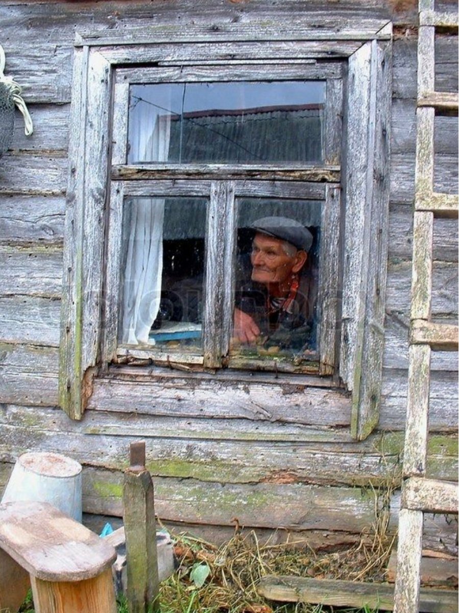 Окно в заброшенном деревенском доме